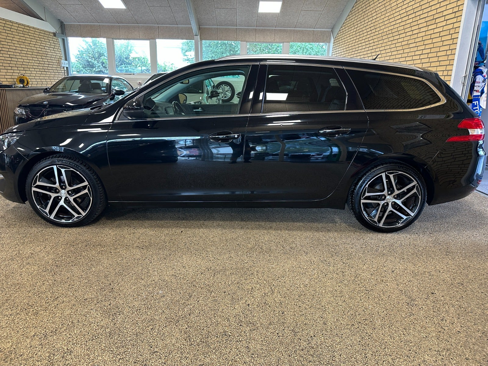 Sort Peugeot 308 fra 2016