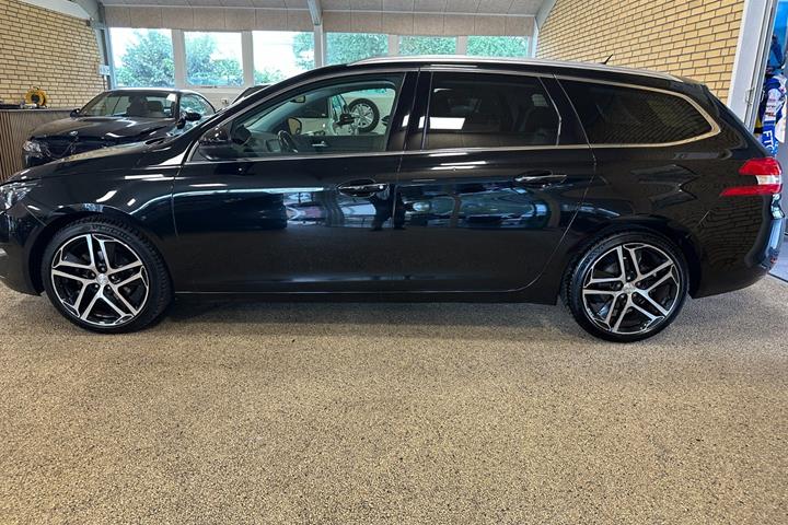 Sort Peugeot 308 fra 2016