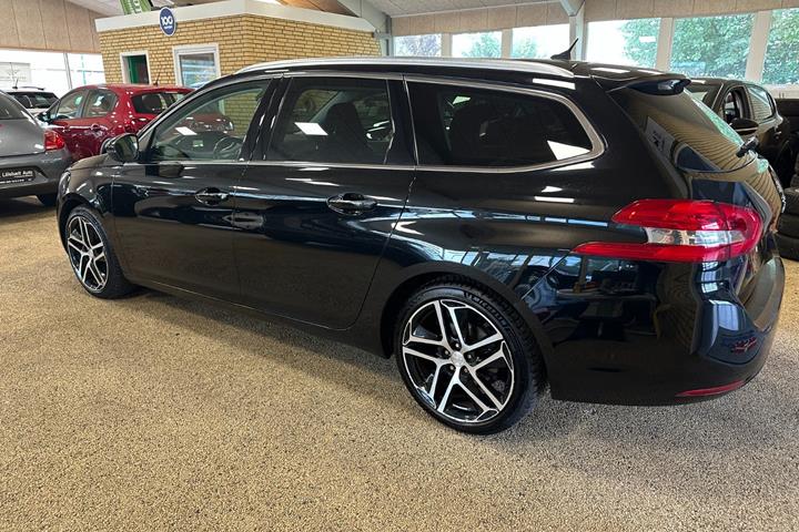 Sort Peugeot 308 fra 2016