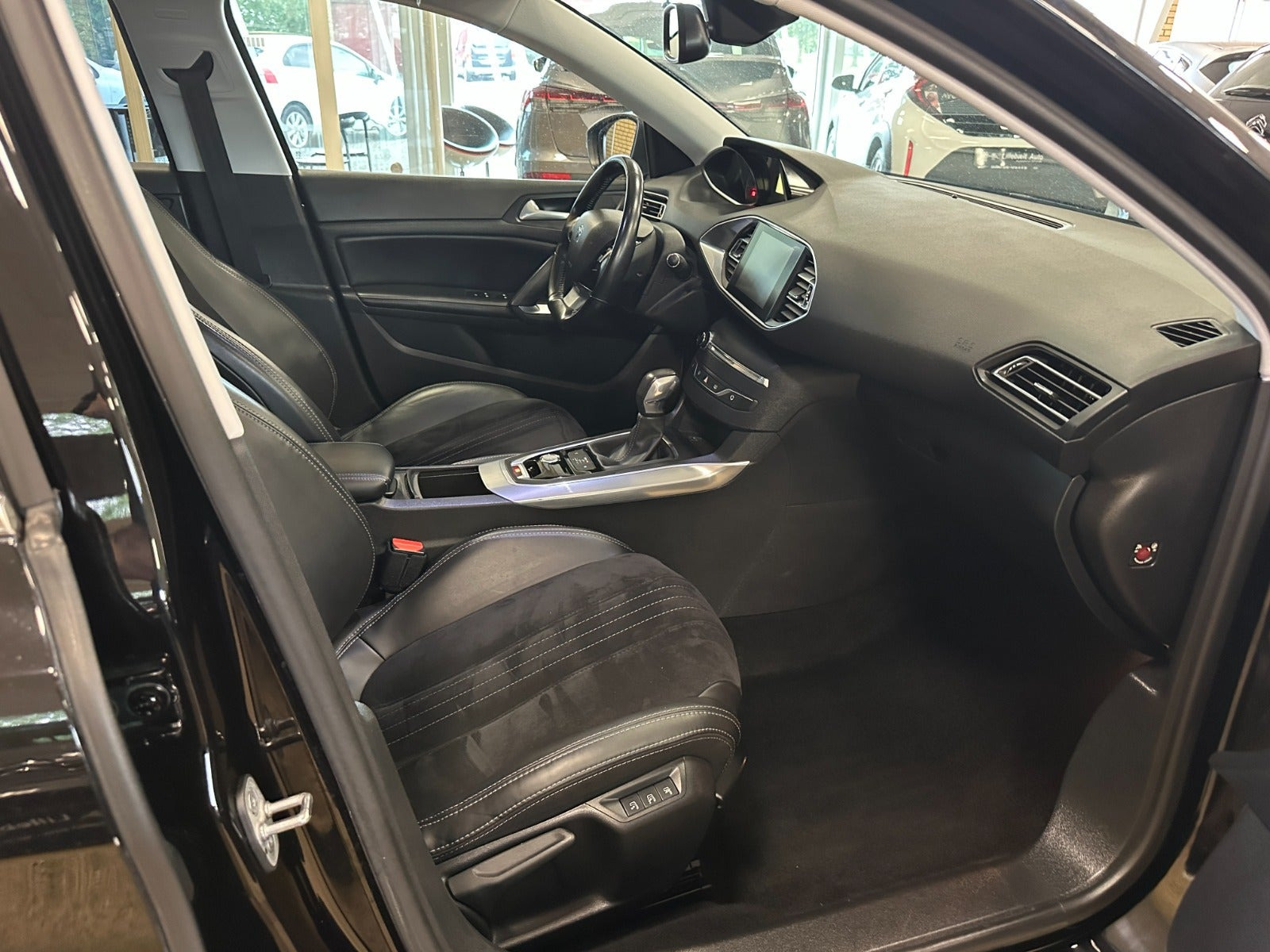 Sort Peugeot 308 fra 2016