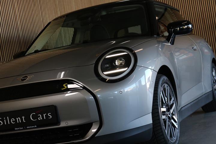 Sølv Mini Cooper SE fra 2024