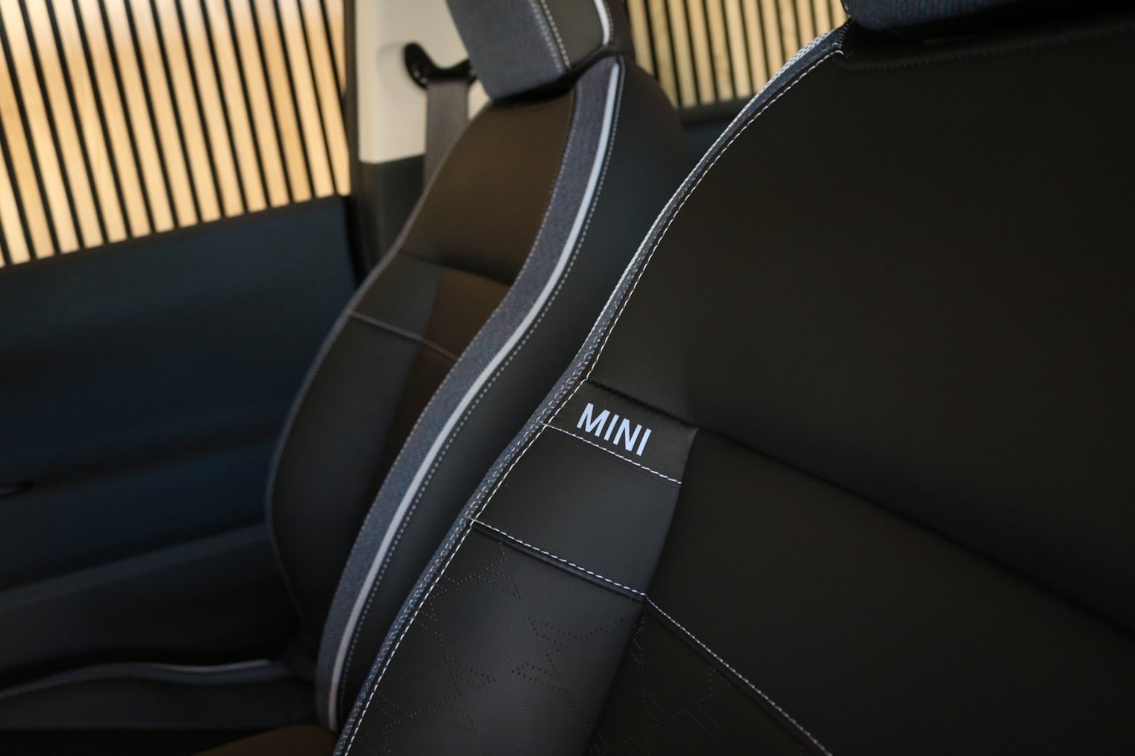 Sølv Mini Cooper SE fra 2024