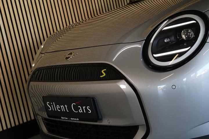 Sølv Mini Cooper SE fra 2024