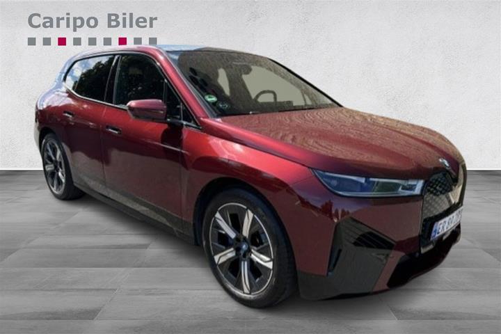 Rød BMW iX fra 2024