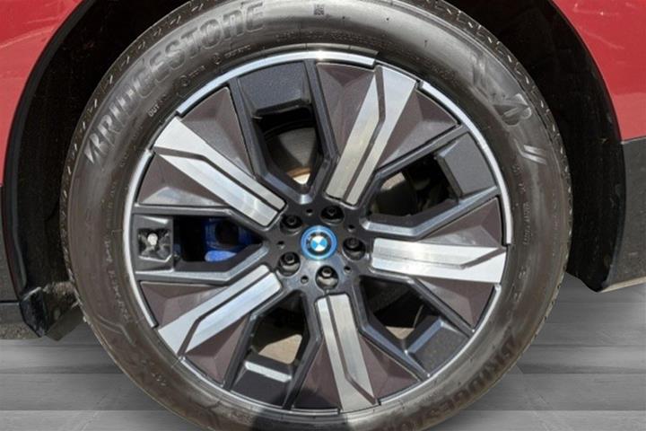 Rød BMW iX fra 2024