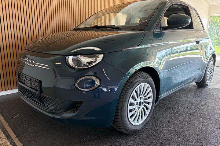 Blå Fiat 500e fra 2022