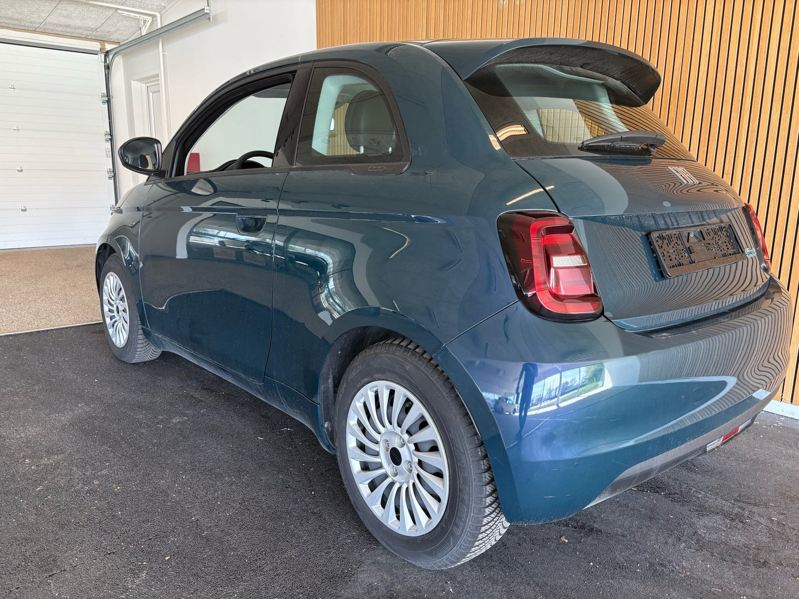 Blå Fiat 500e fra 2022