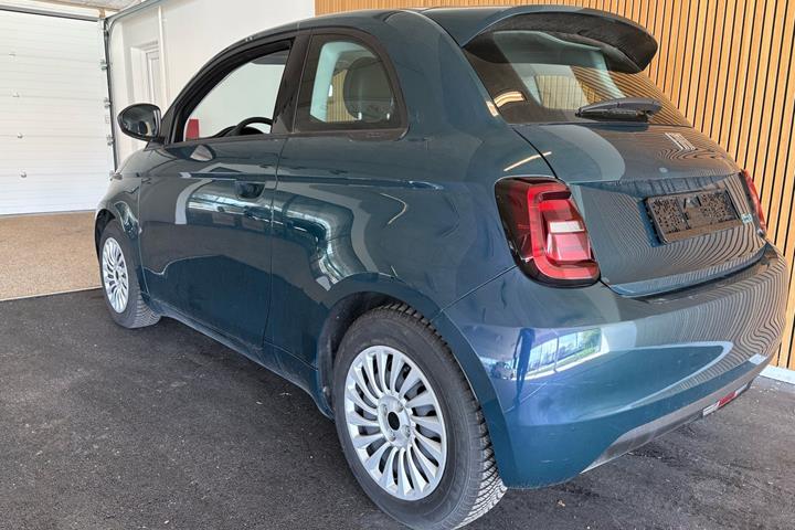 Blå Fiat 500e fra 2022