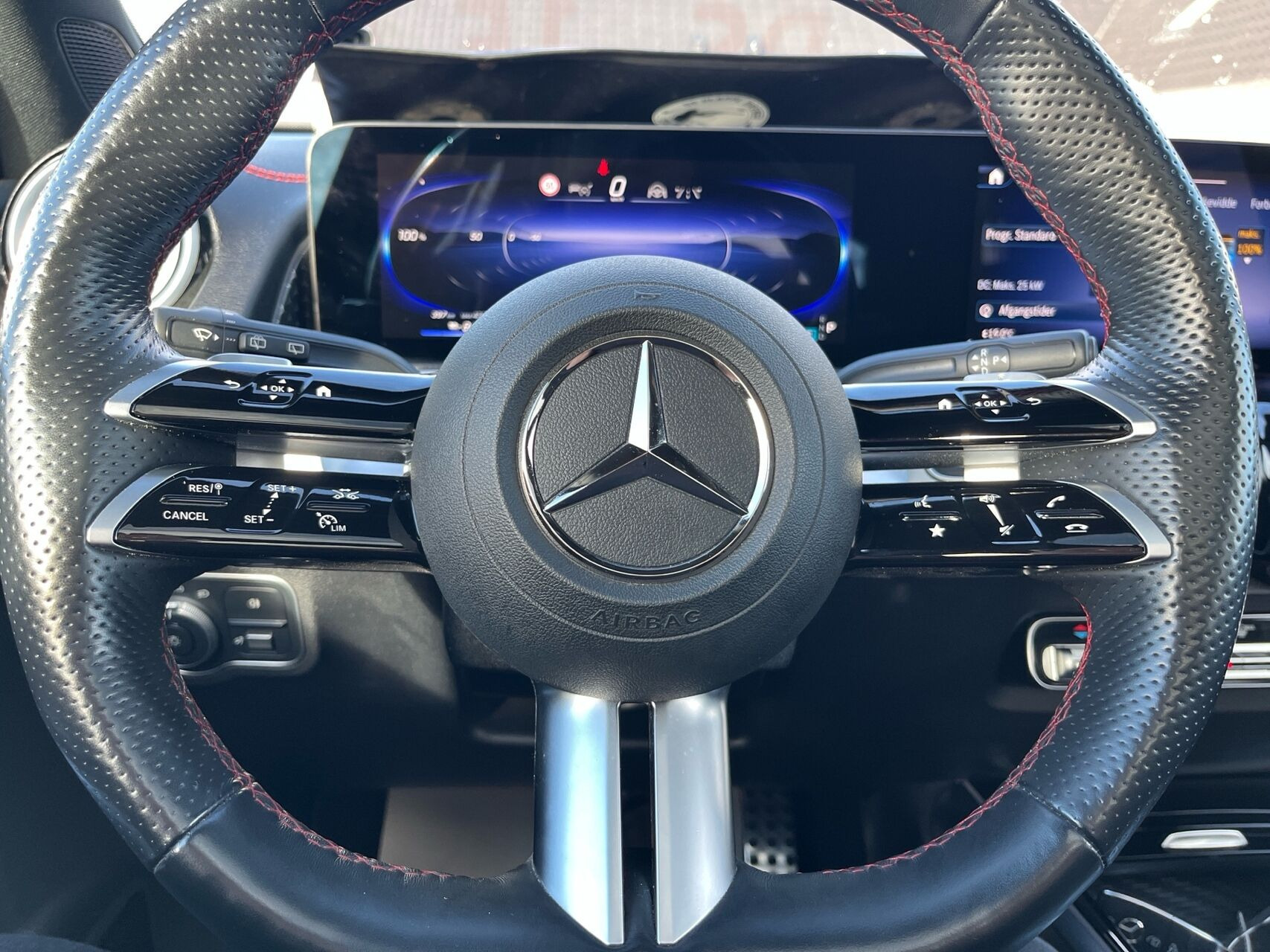 Sort Mercedes EQB250+ fra 2024