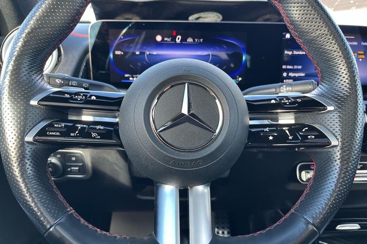 Sort Mercedes EQB250+ fra 2024
