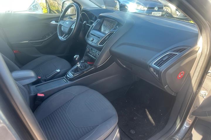 Grå Ford Focus fra 2016