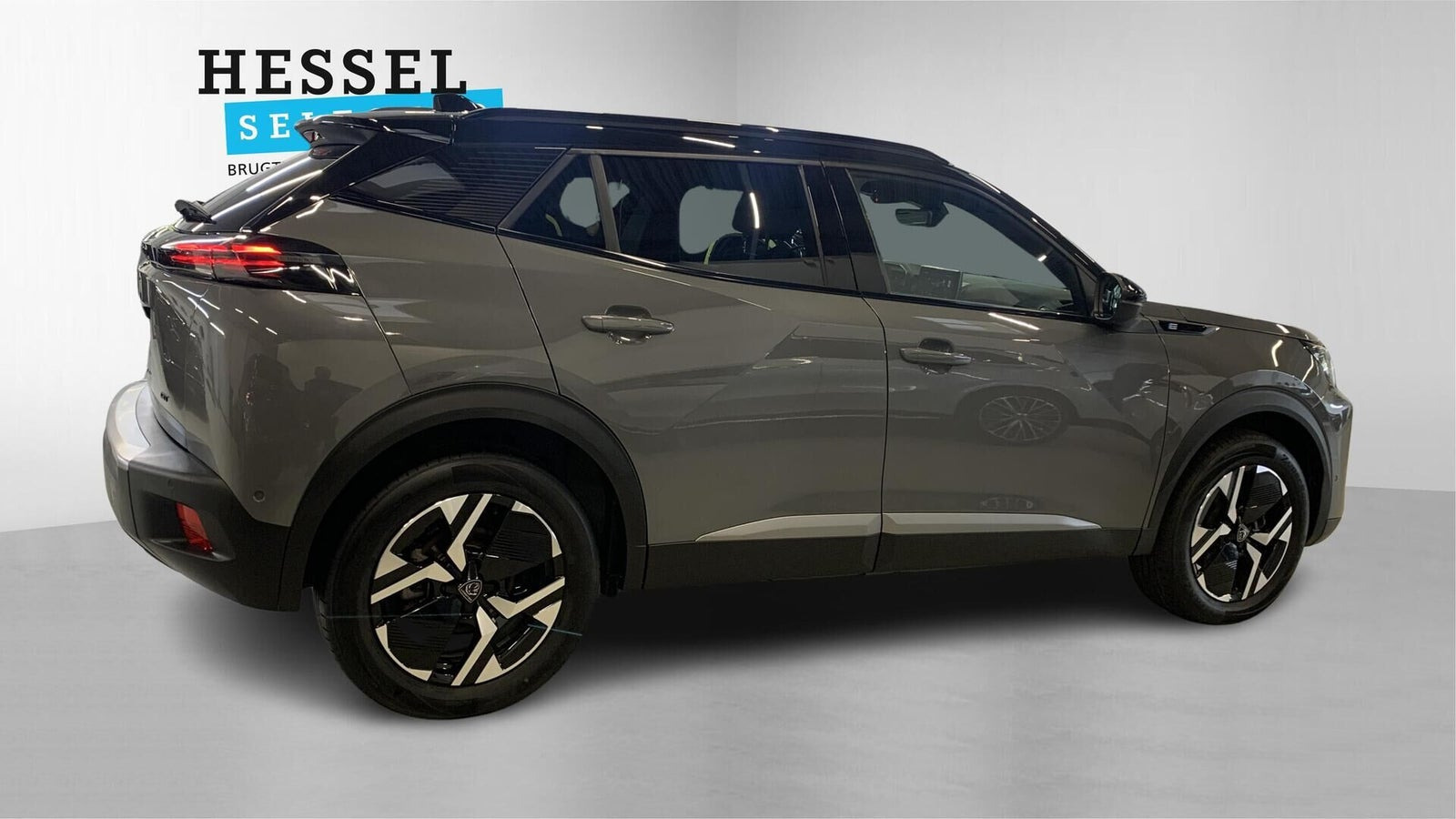 Grå Peugeot e-2008 fra 2024