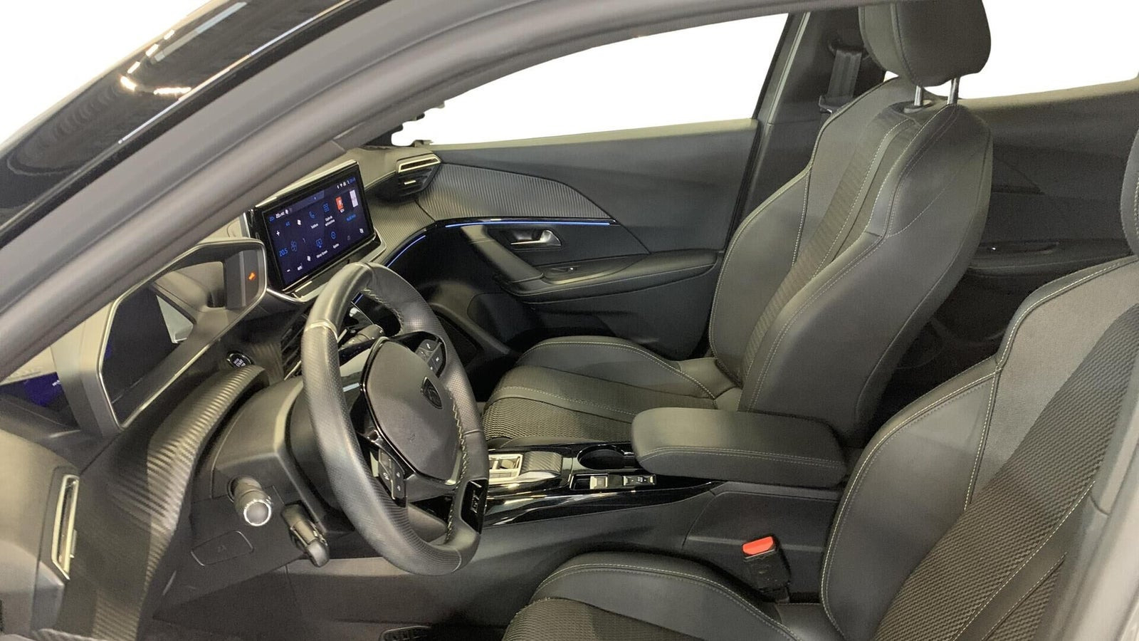 Grå Peugeot e-2008 fra 2024