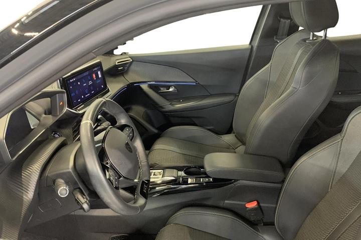 Grå Peugeot e-2008 fra 2024