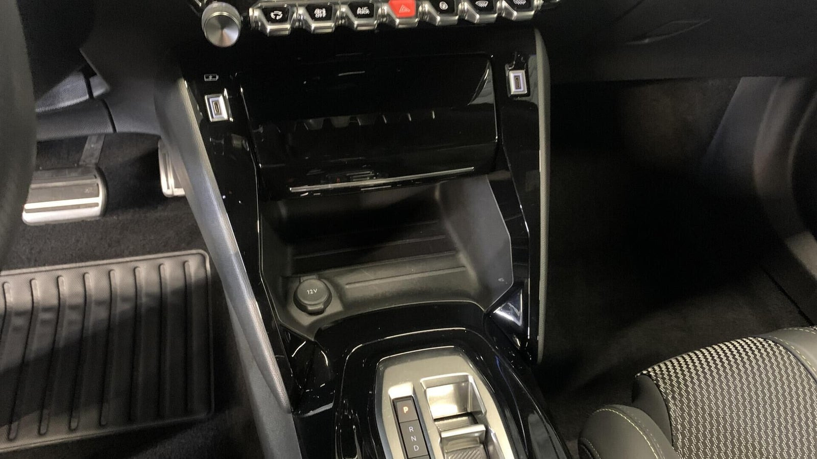 Grå Peugeot e-2008 fra 2024