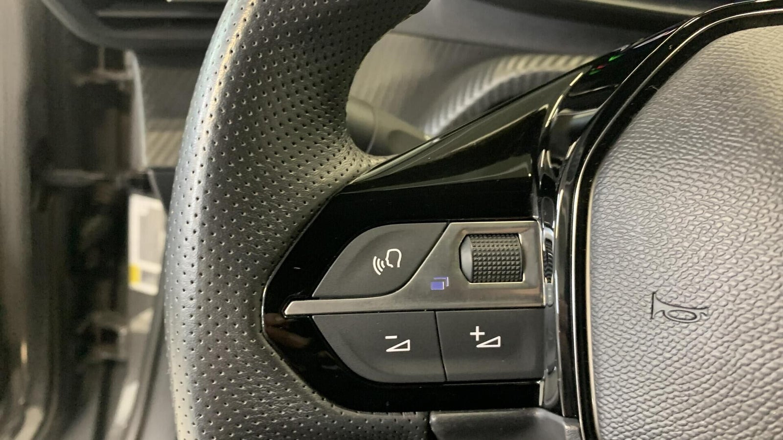 Grå Peugeot e-2008 fra 2024