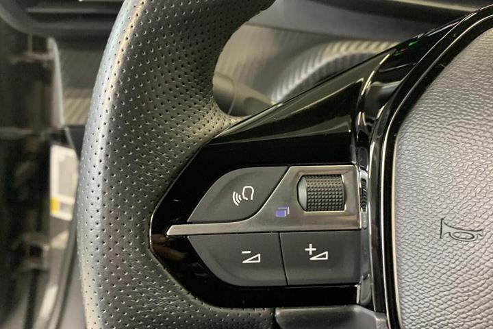 Grå Peugeot e-2008 fra 2024
