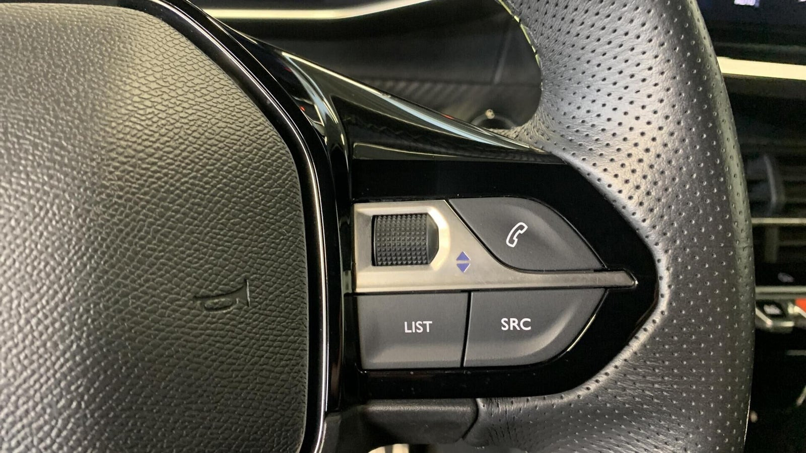 Grå Peugeot e-2008 fra 2024