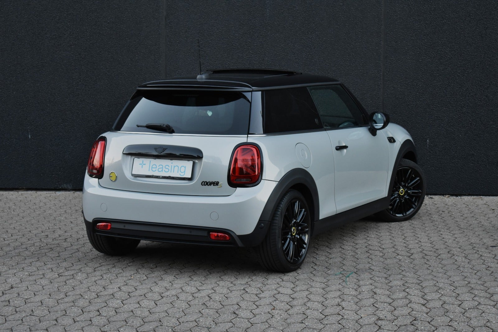 Hvid Mini Cooper SE fra 2022