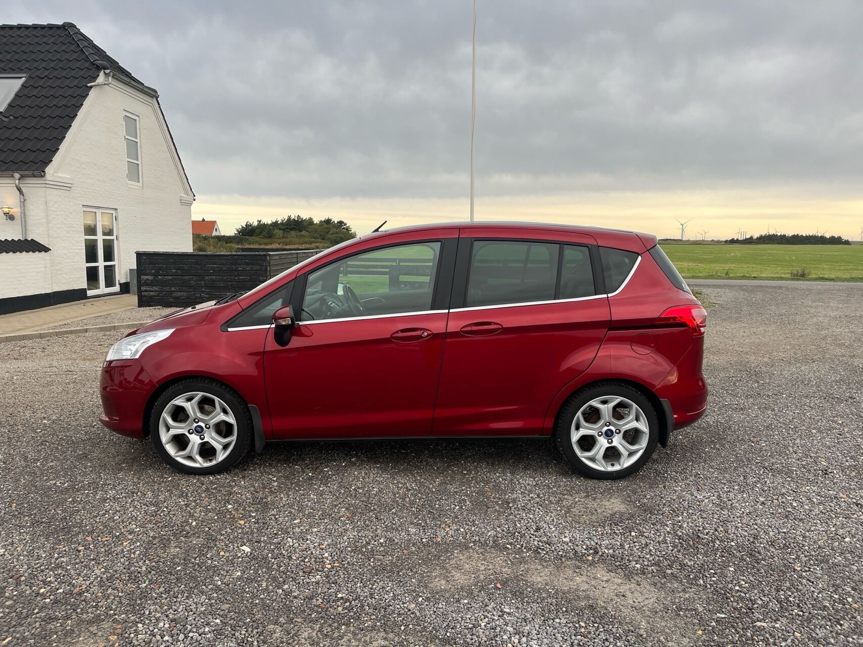 Rød Ford B-MAX fra 2017