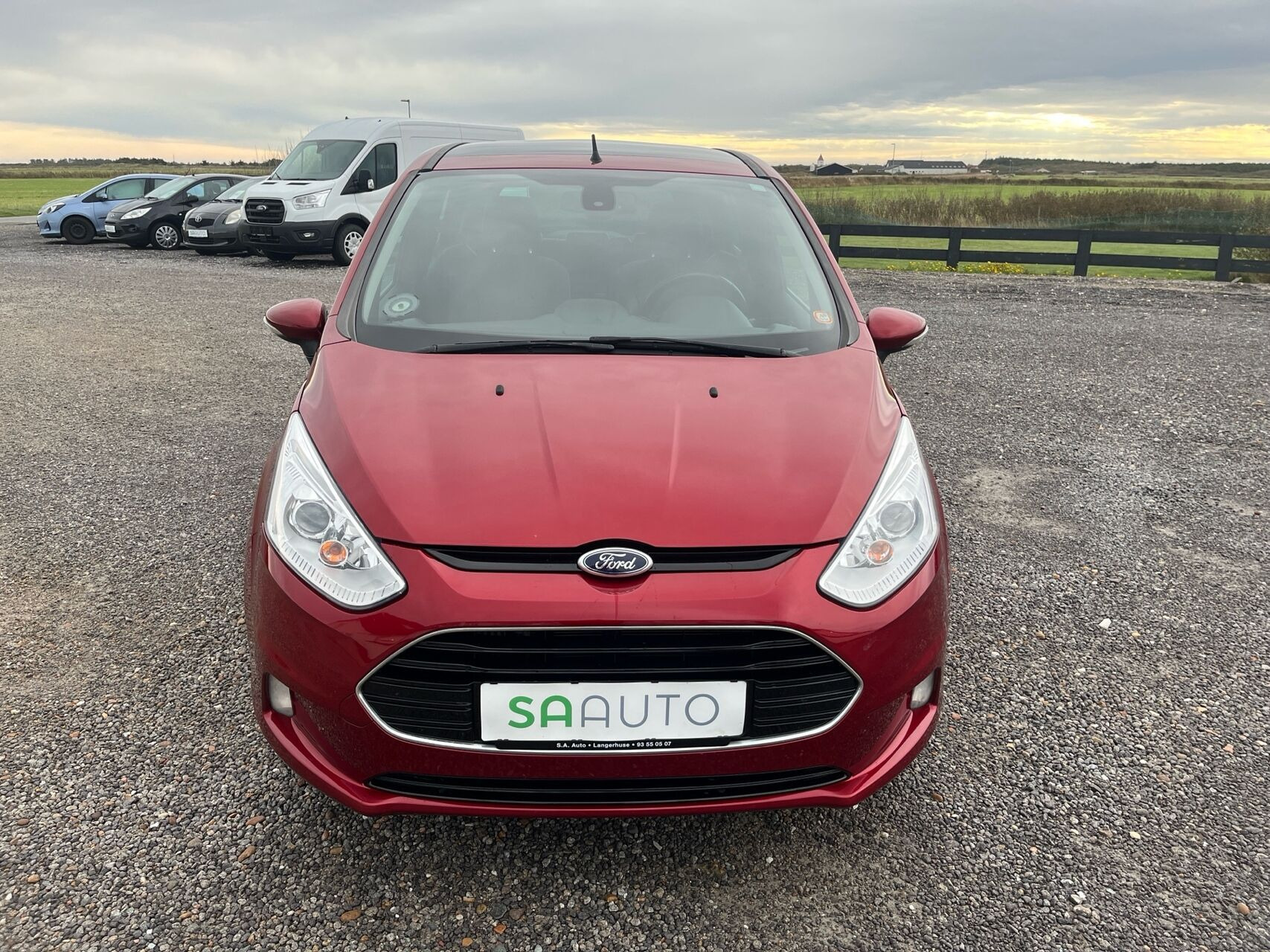 Rød Ford B-MAX fra 2017