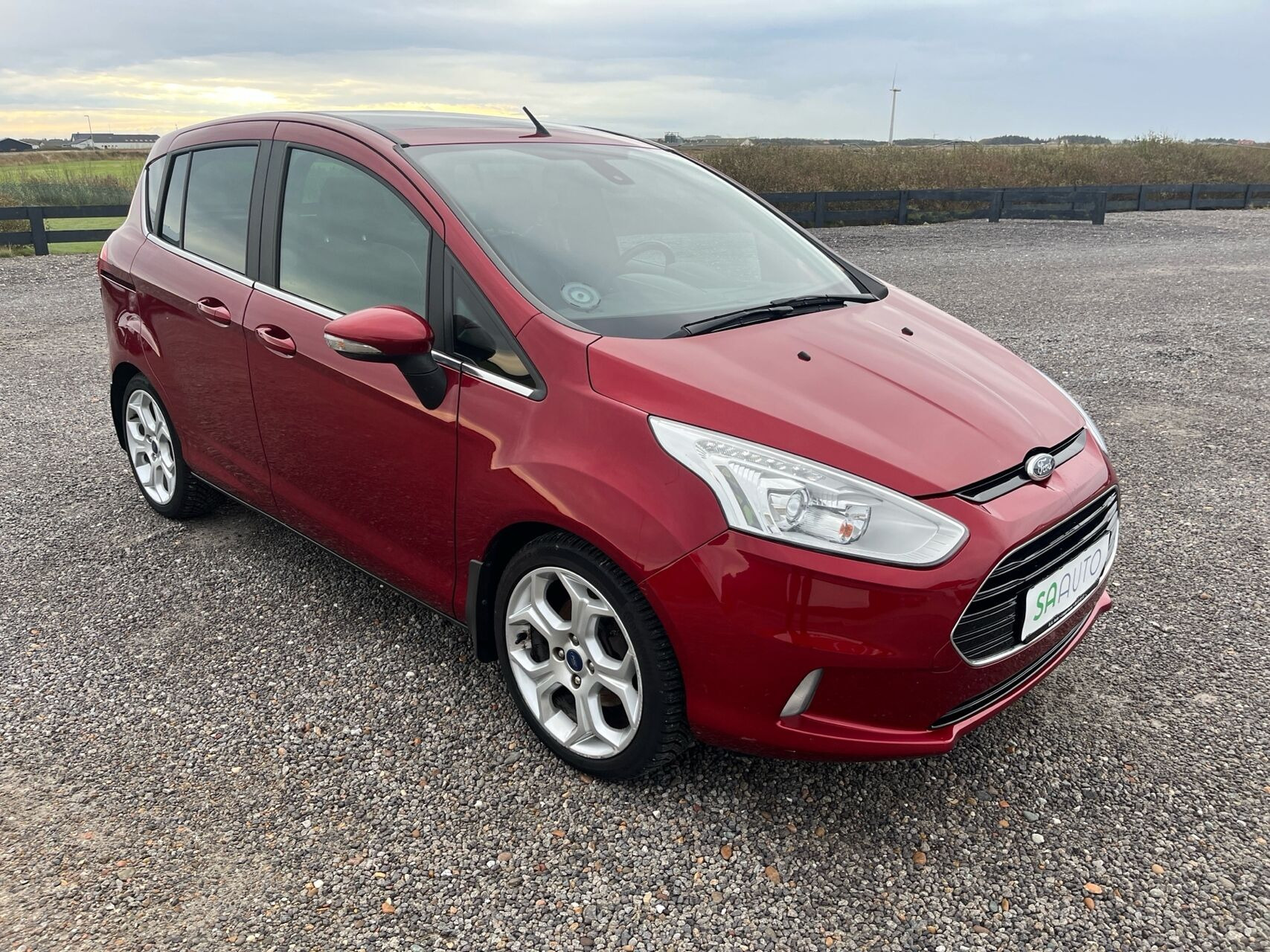 Rød Ford B-MAX fra 2017