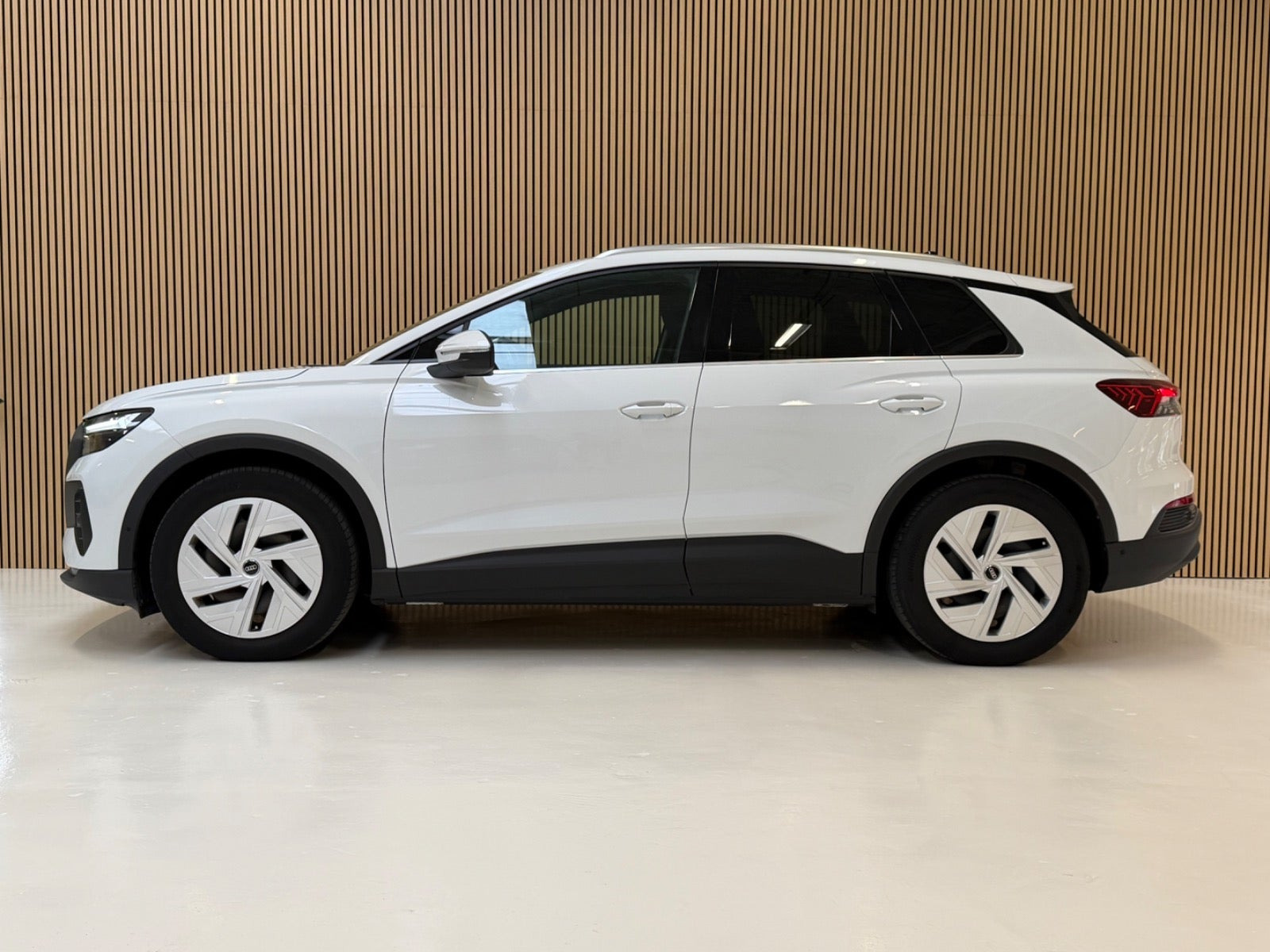 Hvid Audi Q4 e-tron fra 2023