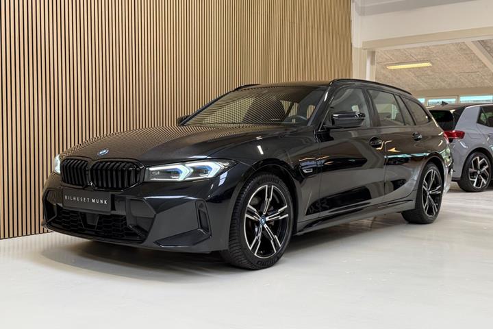 Sort BMW 330e fra 2023