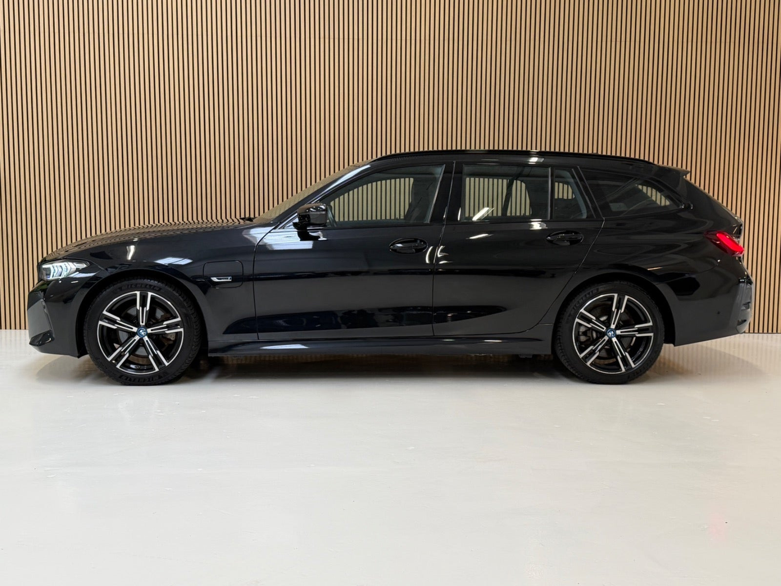 Sort BMW 330e fra 2023