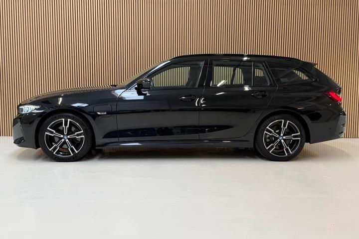 Sort BMW 330e fra 2023