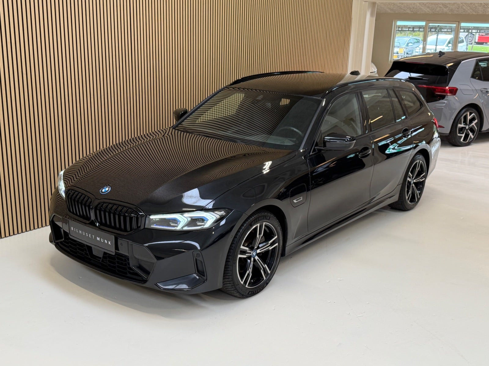 Sort BMW 330e fra 2023