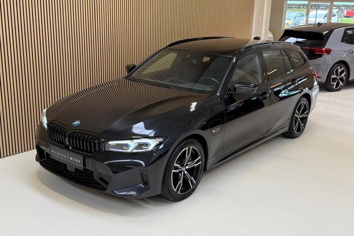 Sort BMW 330e fra 2023