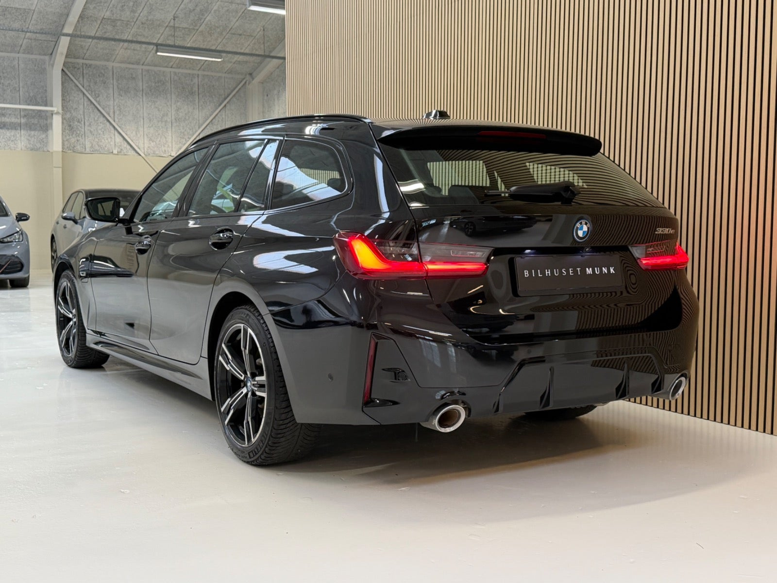 Sort BMW 330e fra 2023