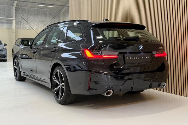 Sort BMW 330e fra 2023