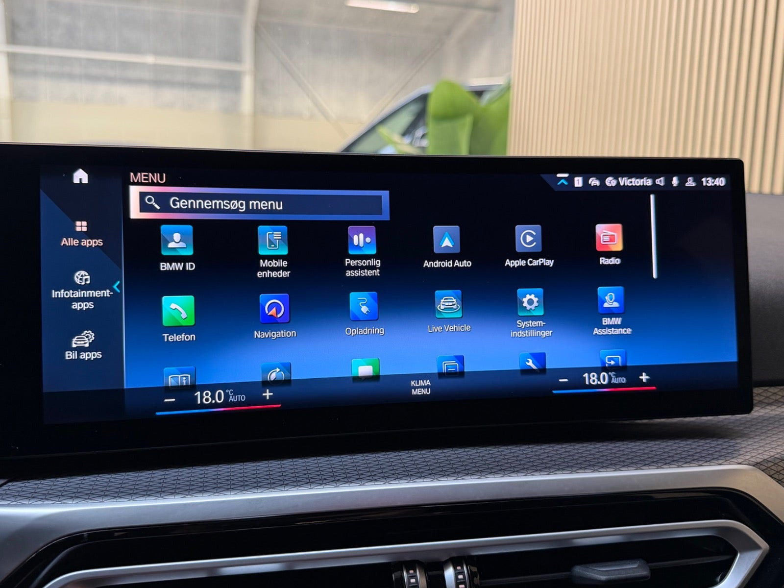 Sort BMW 330e fra 2023