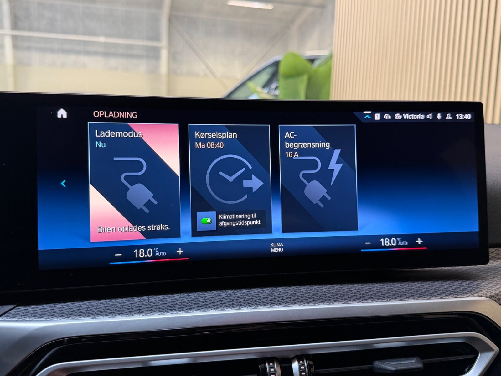 Sort BMW 330e fra 2023