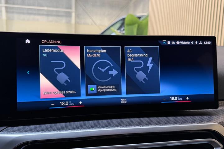 Sort BMW 330e fra 2023