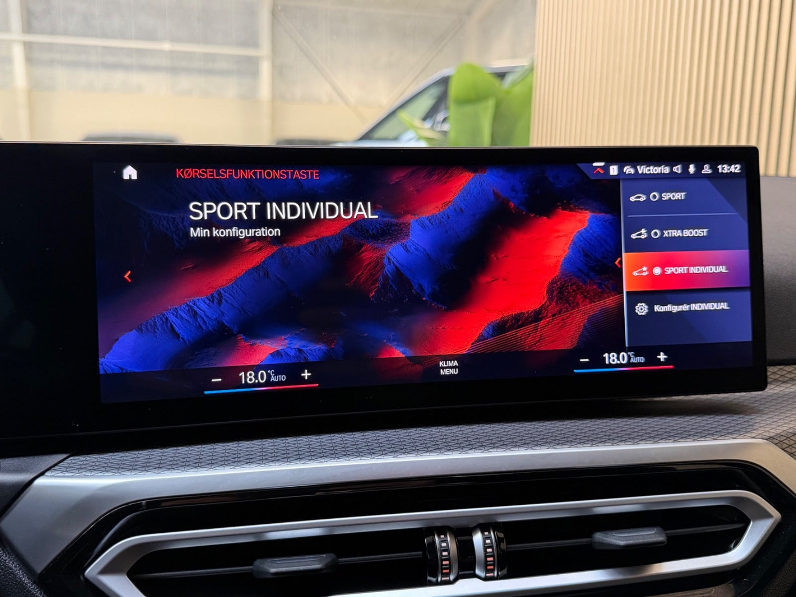 Sort BMW 330e fra 2023