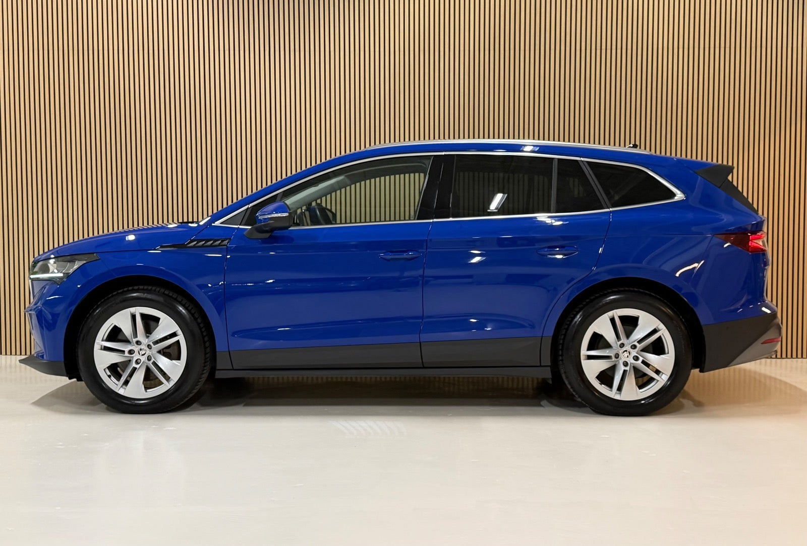 Blå Skoda Enyaq fra 2022