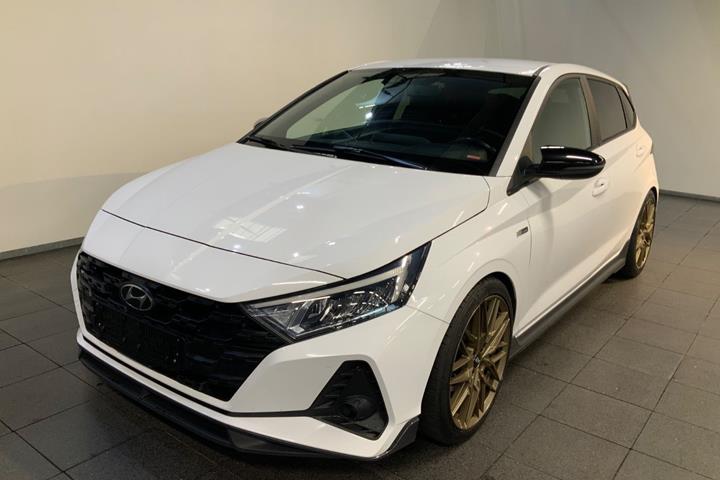 Hvid Hyundai i20 fra 2022 set udefra