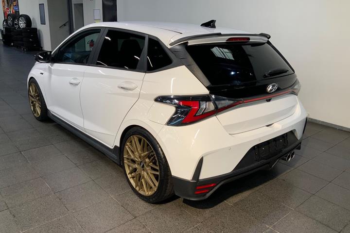 Hvid Hyundai i20 fra 2022