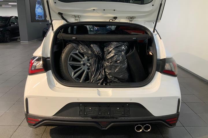 Hvid Hyundai i20 fra 2022