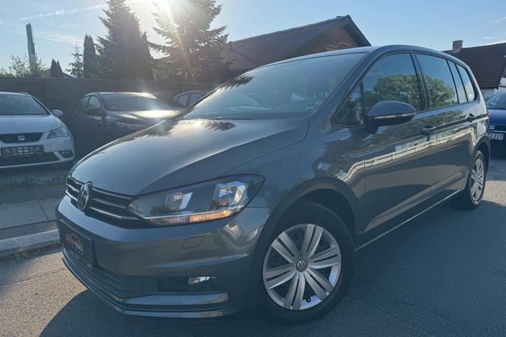 Grå VW Touran fra 2018 set udefra