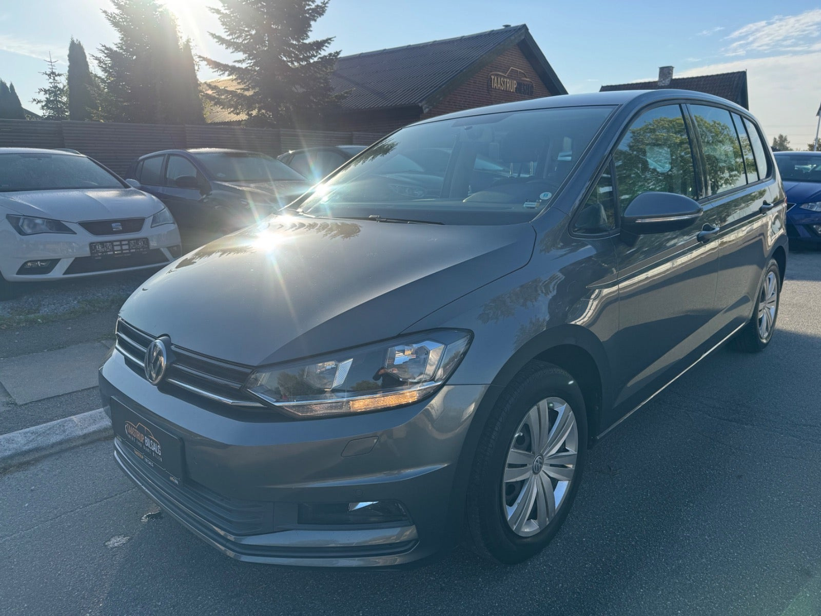 Grå VW Touran fra 2018