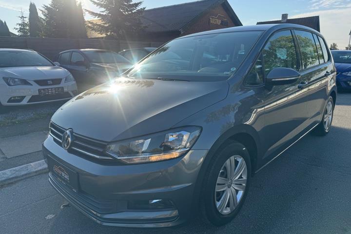 Grå VW Touran fra 2018