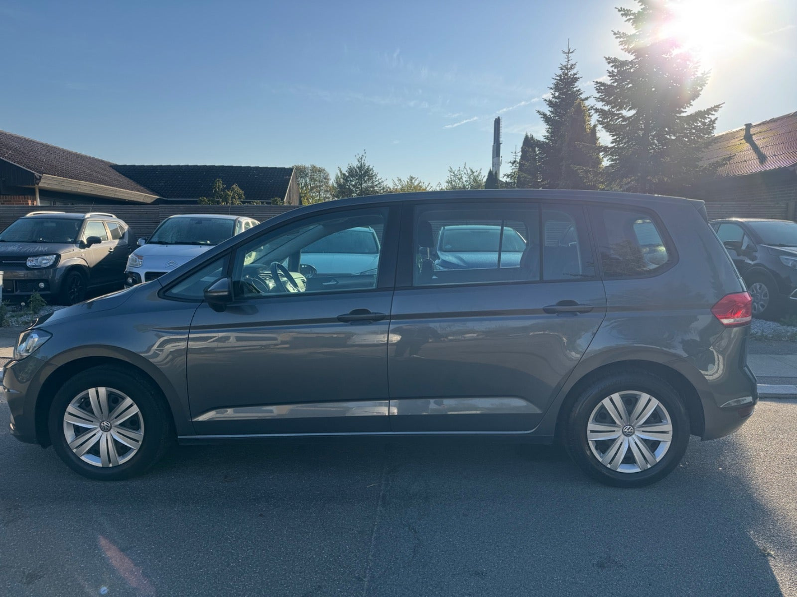 Grå VW Touran fra 2018