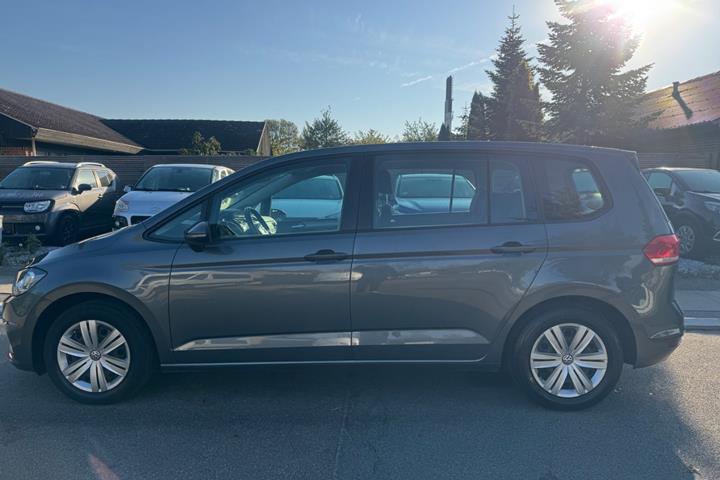 Grå VW Touran fra 2018