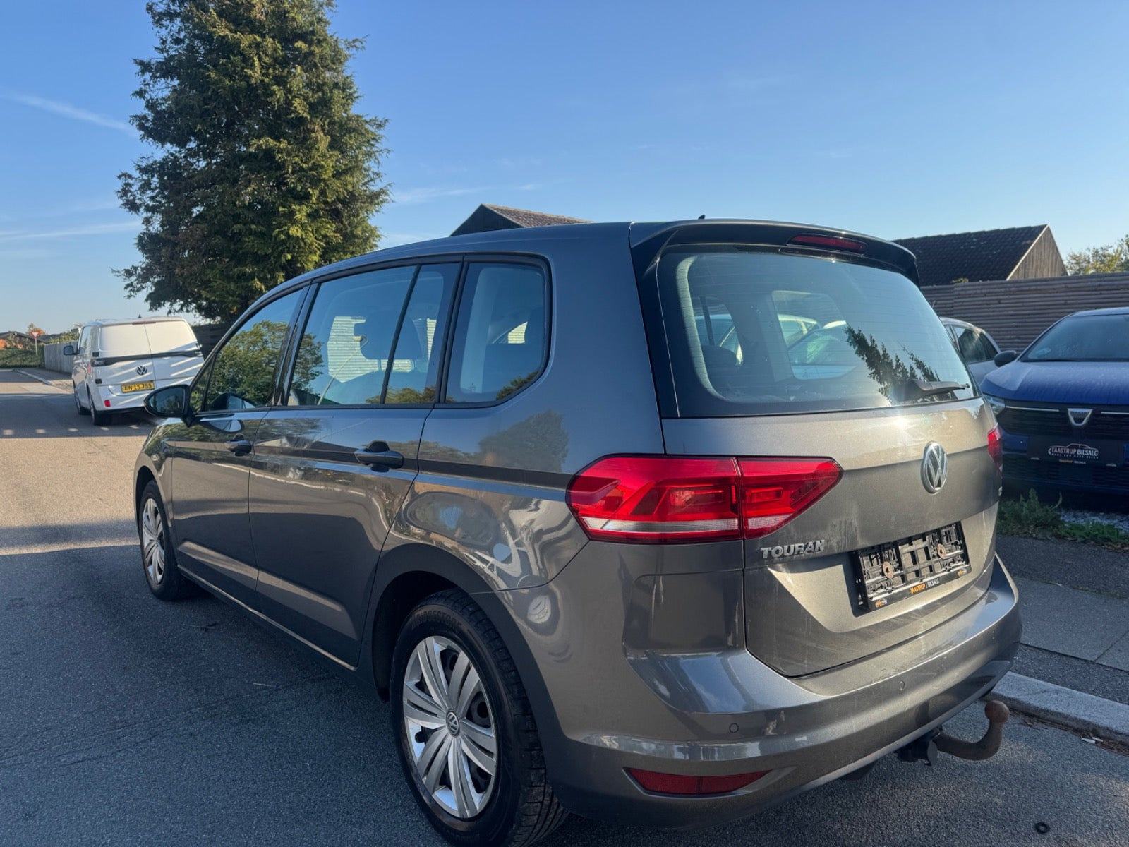Grå VW Touran fra 2018