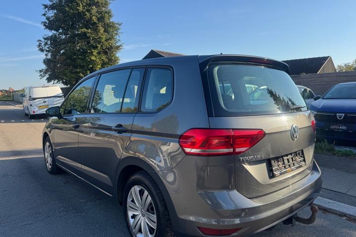 Grå VW Touran fra 2018