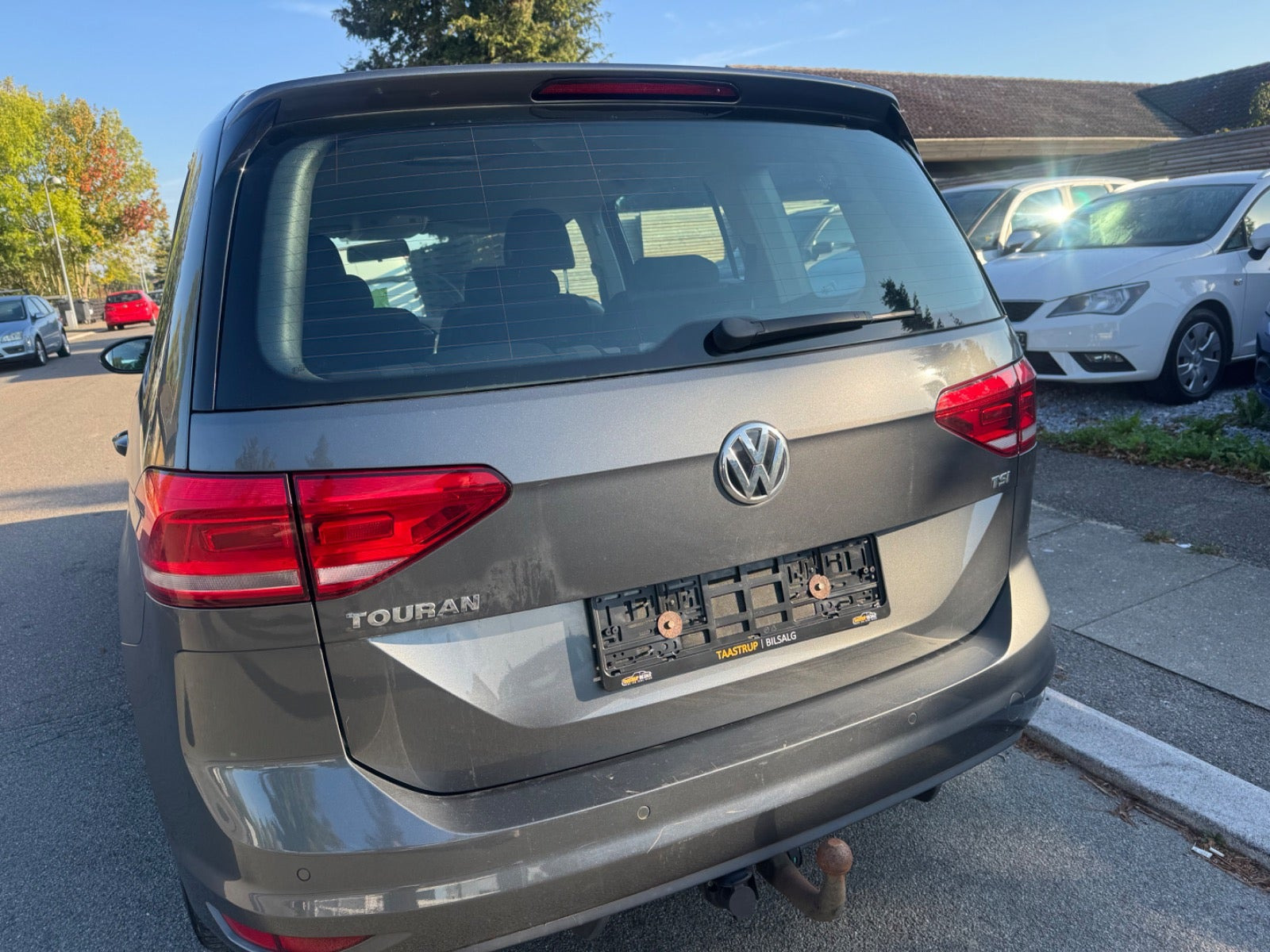 Grå VW Touran fra 2018
